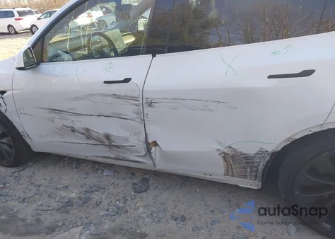 2022 Tesla Model Y Performance Dual Motor All-Wheel Drive z USA, uszkodzony, nr VIN 7SAYGDEF2NF512177